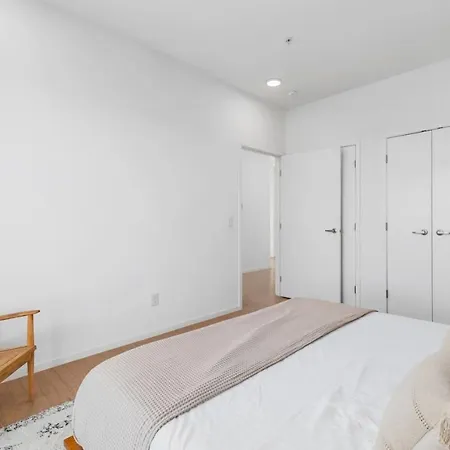 Apartment Penthouse On River With Garage And Patio, Walk Downtown