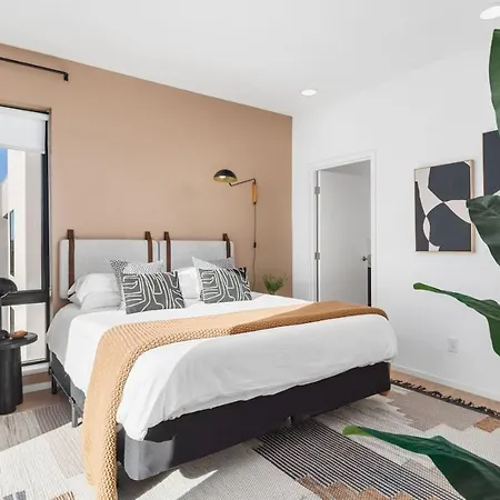 Penthouse On River With Garage And Patio, Walk Downtown *