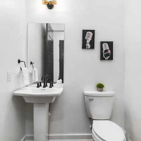 Gorgeous East House With Rooftop Patio, Garage, 9 Beds, 3 Miles To Downtown *