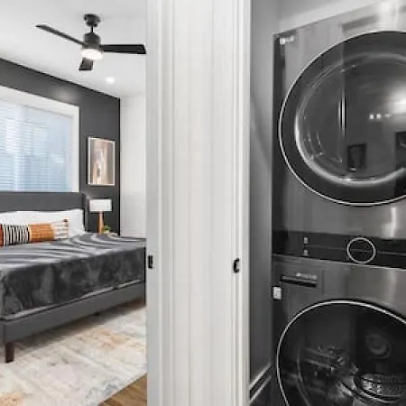 Gorgeous East House With Rooftop Patio, Garage, 9 Beds, 3 Miles To Downtown Holiday home