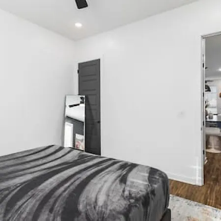 Gorgeous East House With Rooftop Patio, Garage, 9 Beds, 3 Miles To Downtown *