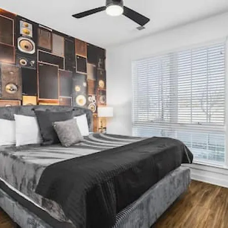 Gorgeous East House With Rooftop Patio, Garage, 9 Beds, 3 Miles To Downtown