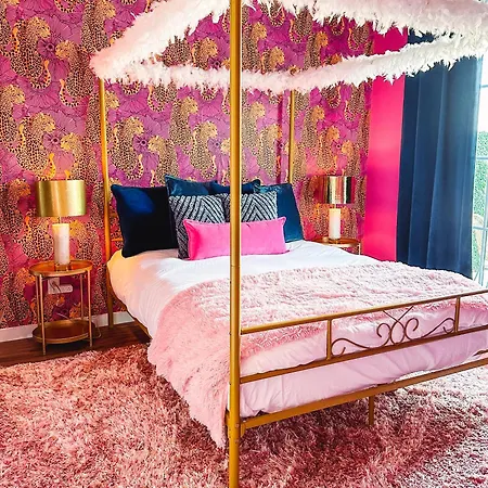 Dolly's Yacht Club - Cozy Retreat Near Broadway Holiday home Nashville