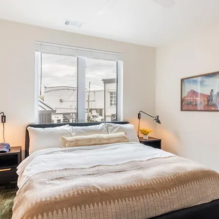 Outrider 1022 By Avantstay Private Balcony Minutes To Broadway Downtown Apartment *