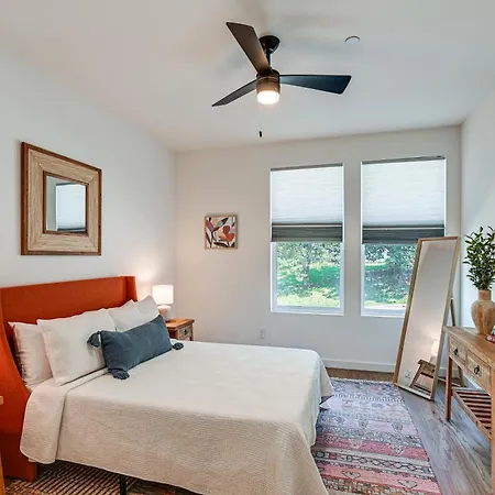 Townhome With Deck Close To Downtown! Holiday home Nashville