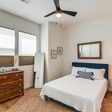 Holiday home Townhome With Deck Close To Downtown!
