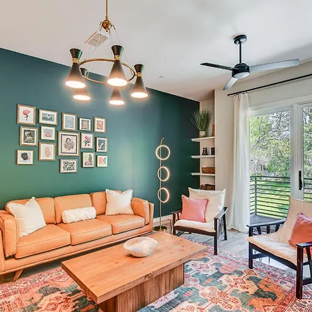 Townhome With Deck Close To Downtown!