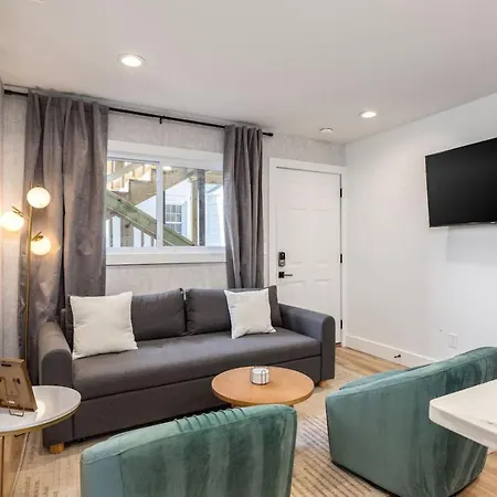 Apartment No Stairs By Vanderbilt And Belmont, 3 Miles To Downtown *