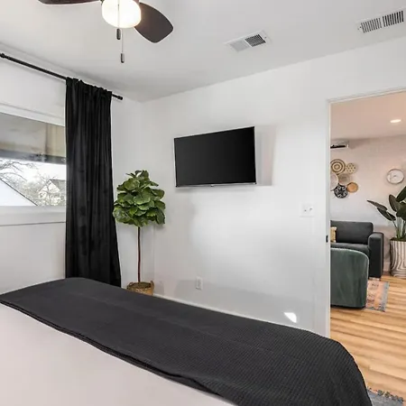 Walk To Restaurants From Condo, By Hospitals, 3 Miles To Downtown Nashville