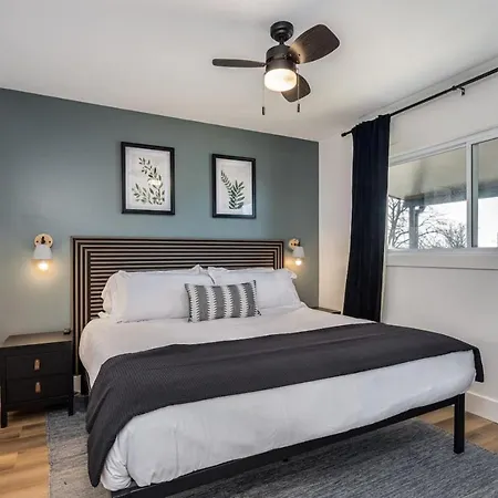 Apartment Walk To Restaurants From Condo, By Hospitals, 3 Miles To Downtown