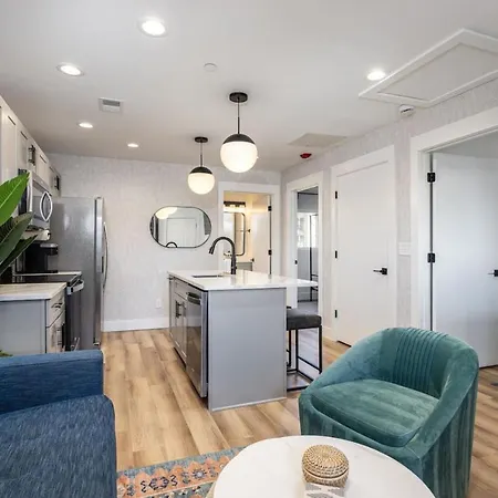 Walk To Restaurants From Condo, By Hospitals, 3 Miles To Downtown Nashville