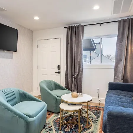 Walk To Restaurants From Condo, By Hospitals, 3 Miles To Downtown Apartment *