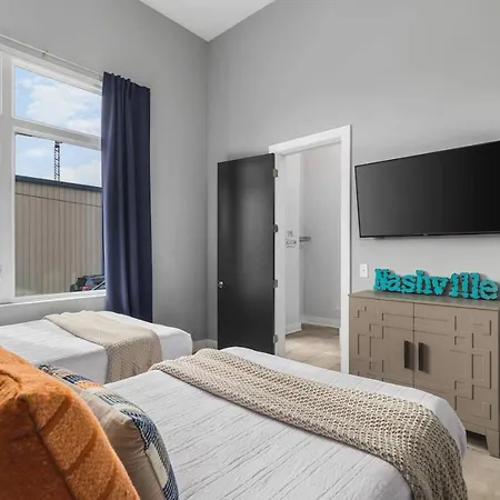 Holiday home With Rooftop Deck & Garage, 2 Miles To Downtown Broadway *