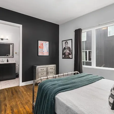 With Rooftop Deck & Garage, 2 Miles To Downtown Broadway Nashville