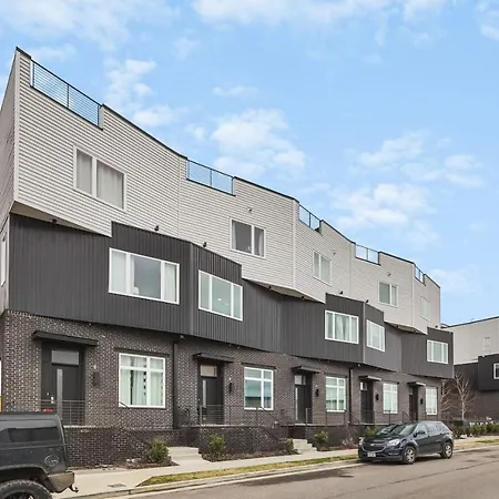 With Rooftop Deck & Garage, 2 Miles To Downtown Broadway
