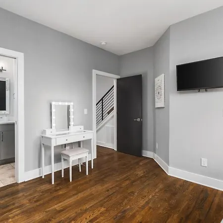 Holiday home With Rooftop Deck & Garage, 2 Miles To Downtown Broadway *