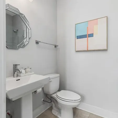 With Rooftop Deck & Garage, 2 Miles To Downtown Broadway Holiday home *