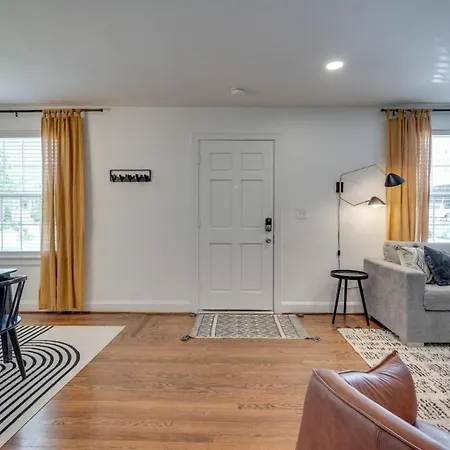 Holiday home Charming House By Vanderbilt And Belmont *