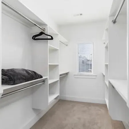 Upscale With Patio Walk To 12 South And Belmont Holiday home