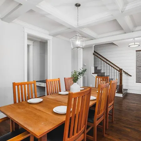 Walk To Broadway & Germantown Large House With Patio Holiday home Nashville