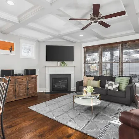 Holiday home Walk To Broadway & Germantown Large House With Patio