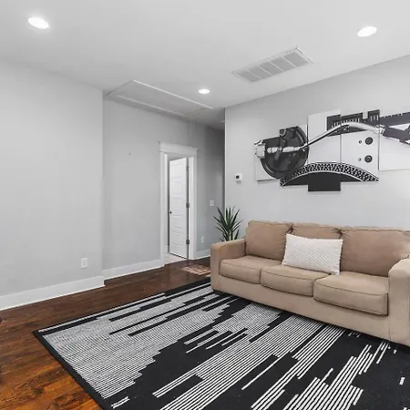 Walk To Broadway & Germantown Large House With Patio