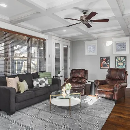 Walk To Broadway & Germantown Large House With Patio Holiday home Nashville