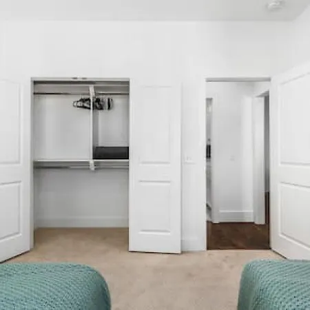 Upscale With Patio Walk To 12 South And Belmont