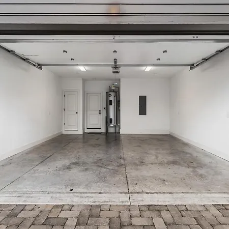 Upscale With Patio Walk To 12 South And Belmont Holiday home