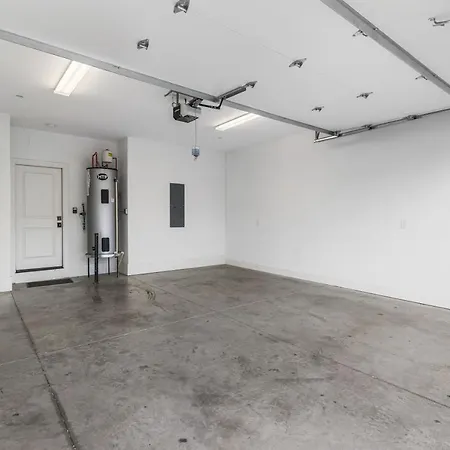 Upscale With Patio Walk To 12 South And Belmont Holiday home *