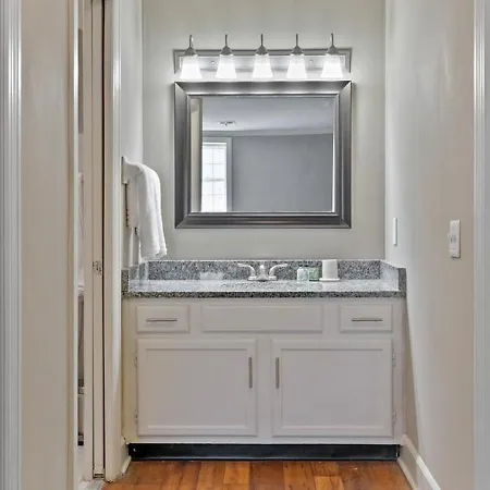 Apartment Landing Modern With Amazing Amenities *