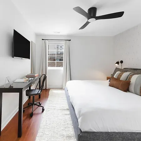 The Blue - 4 Beds And 7 Mins To Broadway! Apartment *