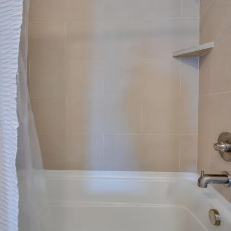 New East Nash - King Bed Short Drive To Dwntwn Apartment Nashville