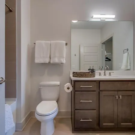New East Nash - King Bed Short Drive To Dwntwn Apartment Nashville