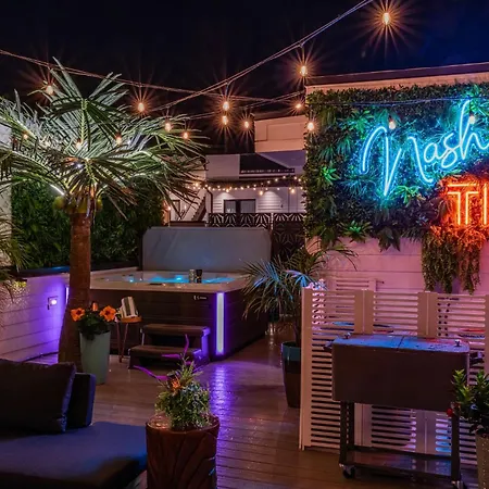 Holiday home Rooftop Hot Tub & Game - 3 Miles To Downtown Nashville