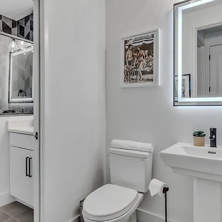 Rooftop Hot Tub & Game - 3 Miles To Downtown Holiday home