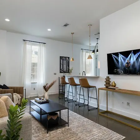 4 Designer Loft Units - Min To Broadway