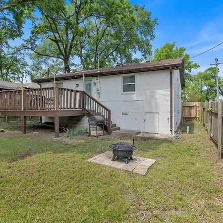 Holiday home Single Story Pet Friendly Home, With Fenced Yard, Fire Pit, 5min To Downtown!! *