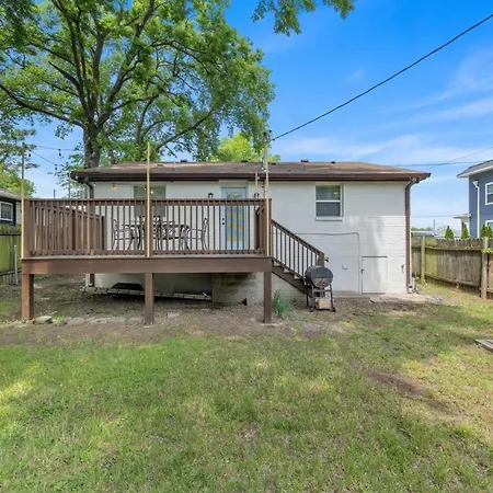 Holiday home Single Story Pet Friendly Home, With Fenced Yard, Fire Pit, 5min To Downtown!!