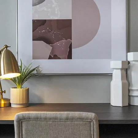 Apartment Landing Modern With Amazing Amenities