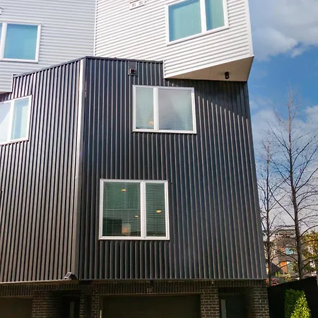 Luxury Townhome Skyline Views Mins To Dt Holiday home *