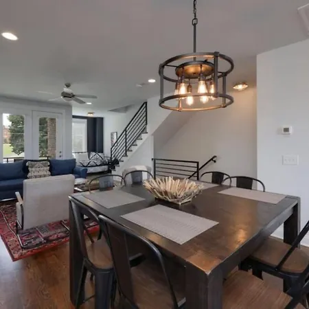 Holiday home Weho Home, Geodis Park, Private Movie Theater! 10min To Broadway! Sleeps 10! Nashville