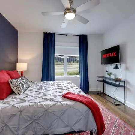 Weho Home, Geodis Park, Private Movie Theater! 10min To Broadway! Sleeps 10! Holiday home