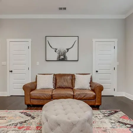New Spacious 2 Miles From Downtown *