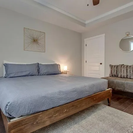 New Spacious 2 Miles From Downtown Holiday home Nashville
