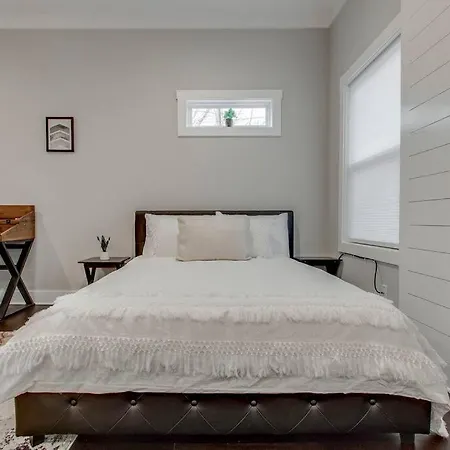 New Spacious 2 Miles From Downtown Holiday home