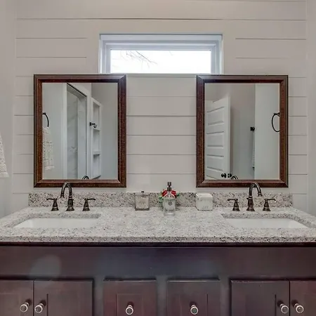New Spacious 2 Miles From Downtown