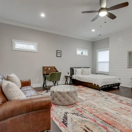 Holiday home New Spacious 2 Miles From Downtown