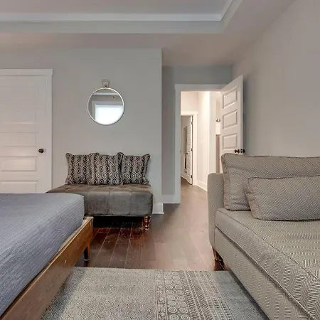 New Spacious 2 Miles From Downtown Holiday home