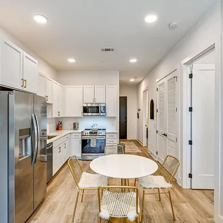 Modern 2 Mi To Broadway And Downtown Apartment